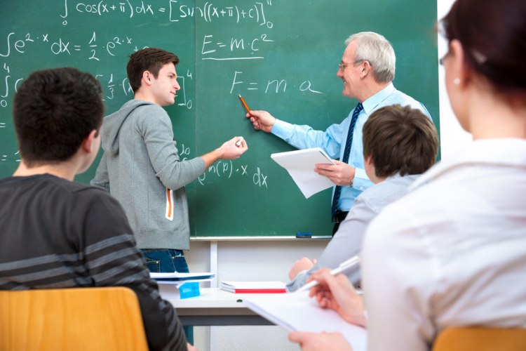 Die BMS ist eine solide Basis für weitere Qualifikationen, wie beispielsweise Nachdiplomstudiengänge. Foto: Fotolia